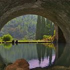 In einem Garten (Blick durch einen Tunnel)