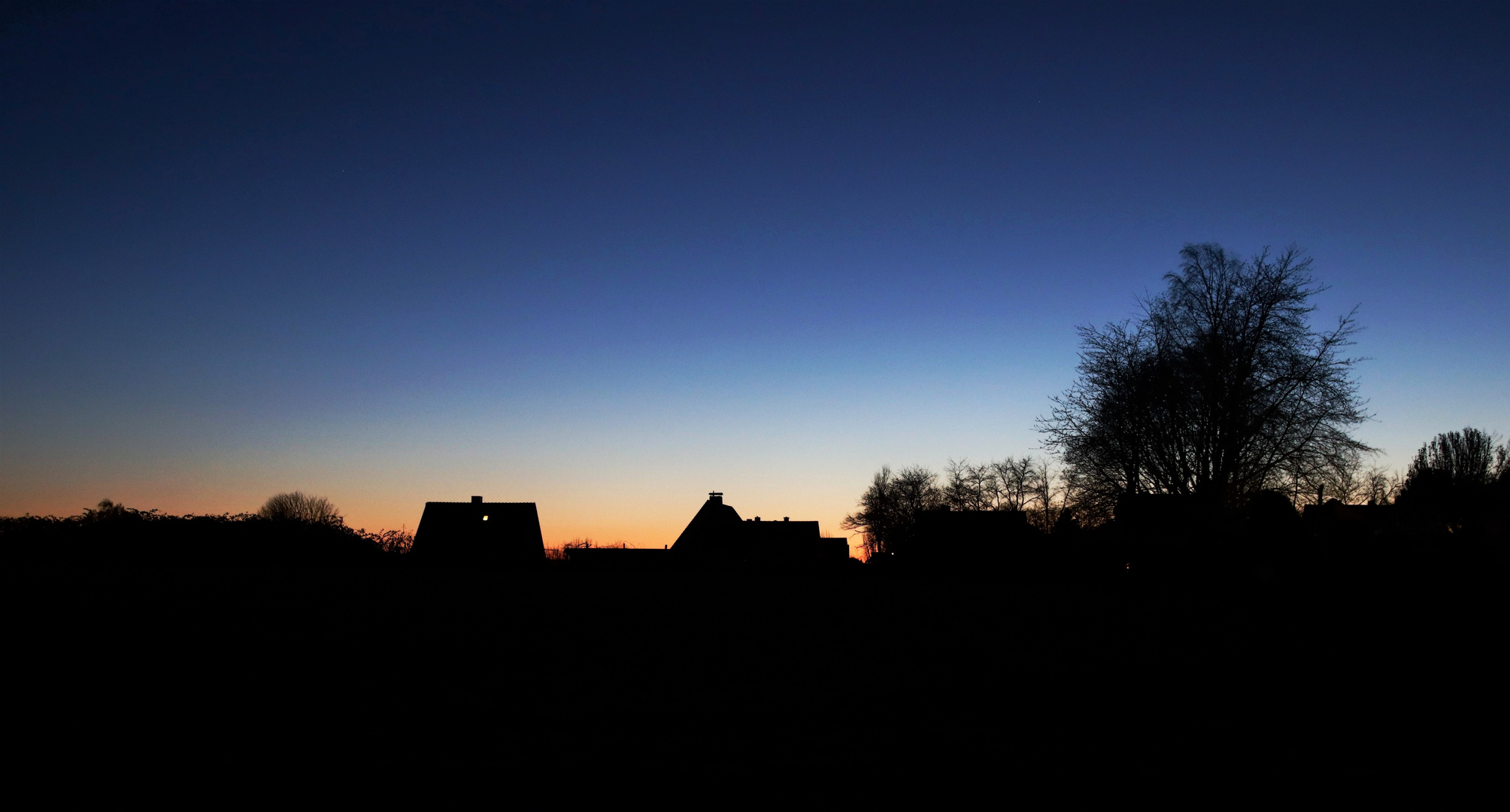 In einem Haus brennt noch Licht