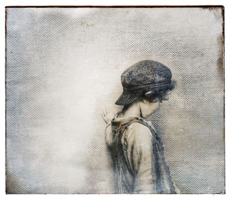 in einem leeren Raum um die Ecke schauen ...