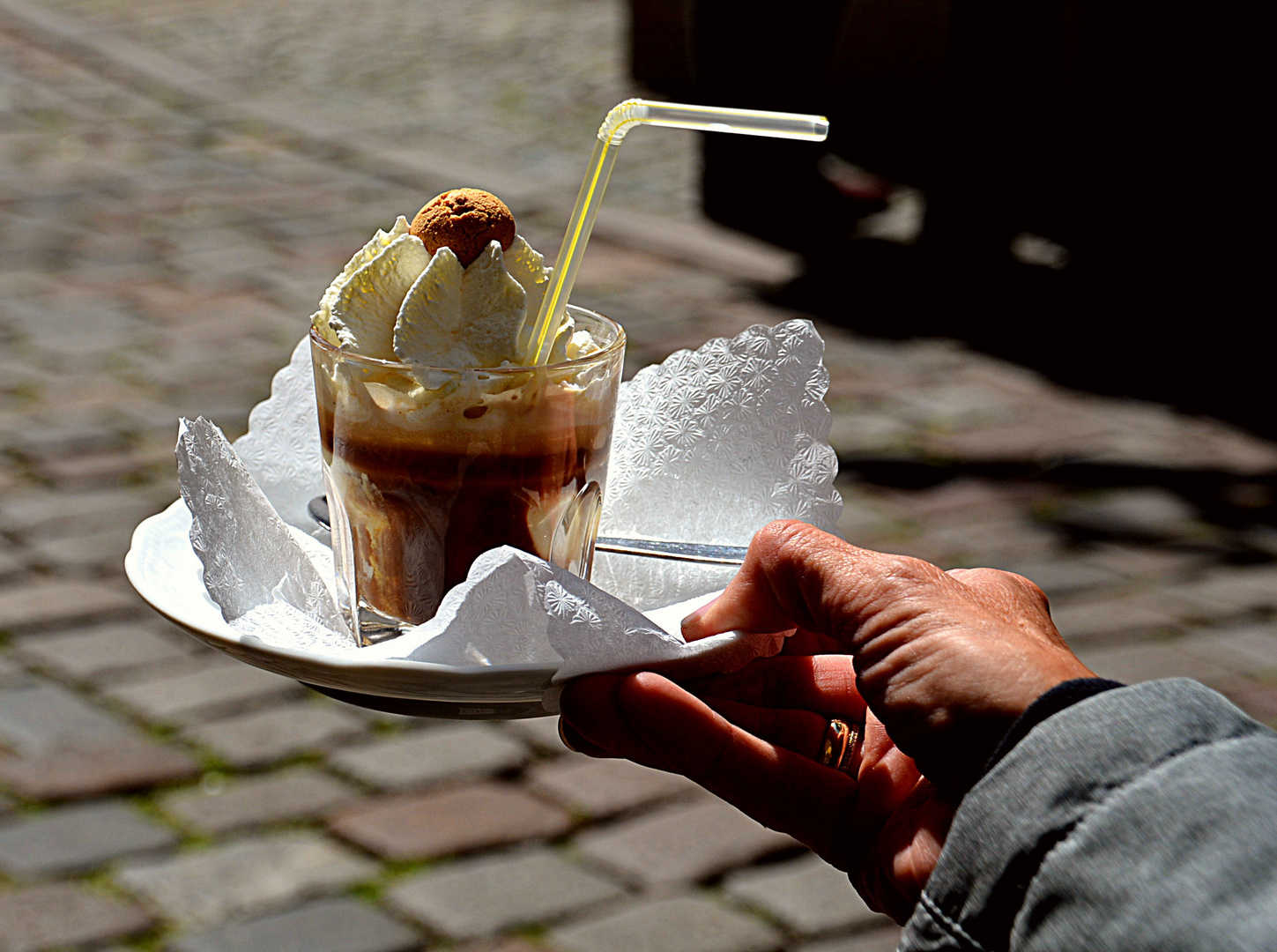 In einem Wiener Straßencafé in Bremen