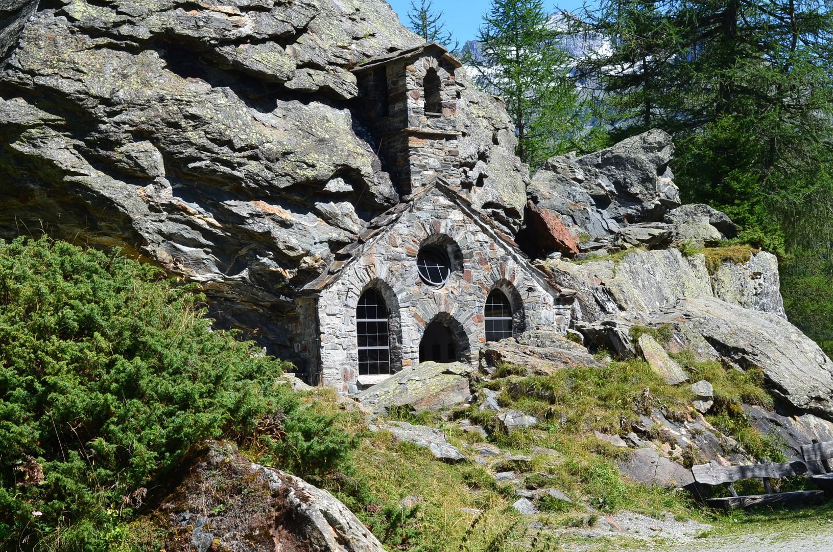 In einen Felsen geschlagene Kapelle vor Innergschlöß