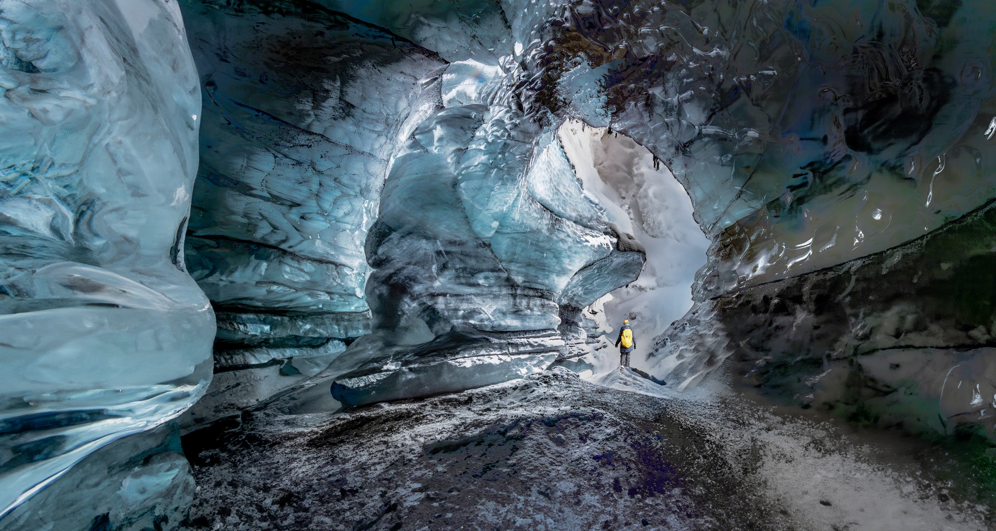 In einer Eishöhle bei Vik