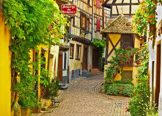 In einer kleinen Gasse von Eguisheim .....