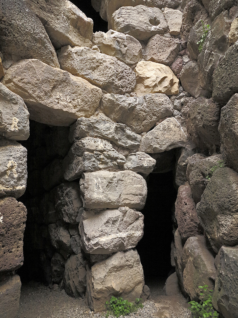 In einer Nuraghe von Barumini (Sardinien) / In un nuraghe di Barumini (Sardegna)