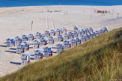 In einer Reihe Strandkörbe mit Beachvolleyballplatz