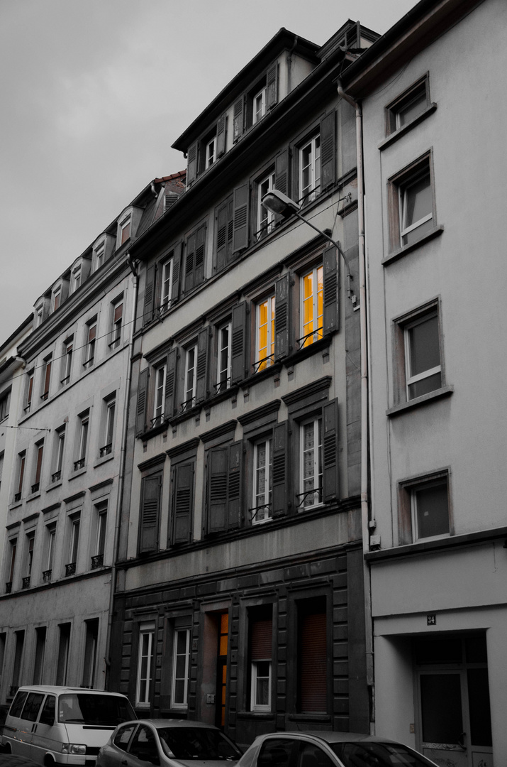 In einer Seitenstraße...brennt Licht