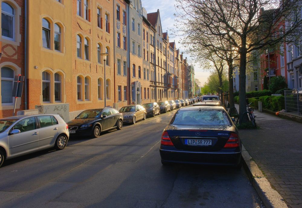 in Erfurt, Straße im Gegenlicht