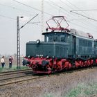 In Erinnerung an die 1989 in Riesa durchgeführte Fahrzeugparade.