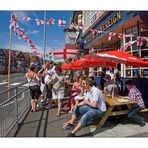 In Erwartung des Fußballspiels: auch in England leere Straßen - volle Pubs