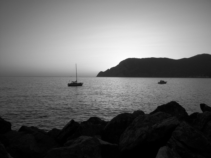 IN FONDO ALLA MEMORIA IL MARE E' NERO