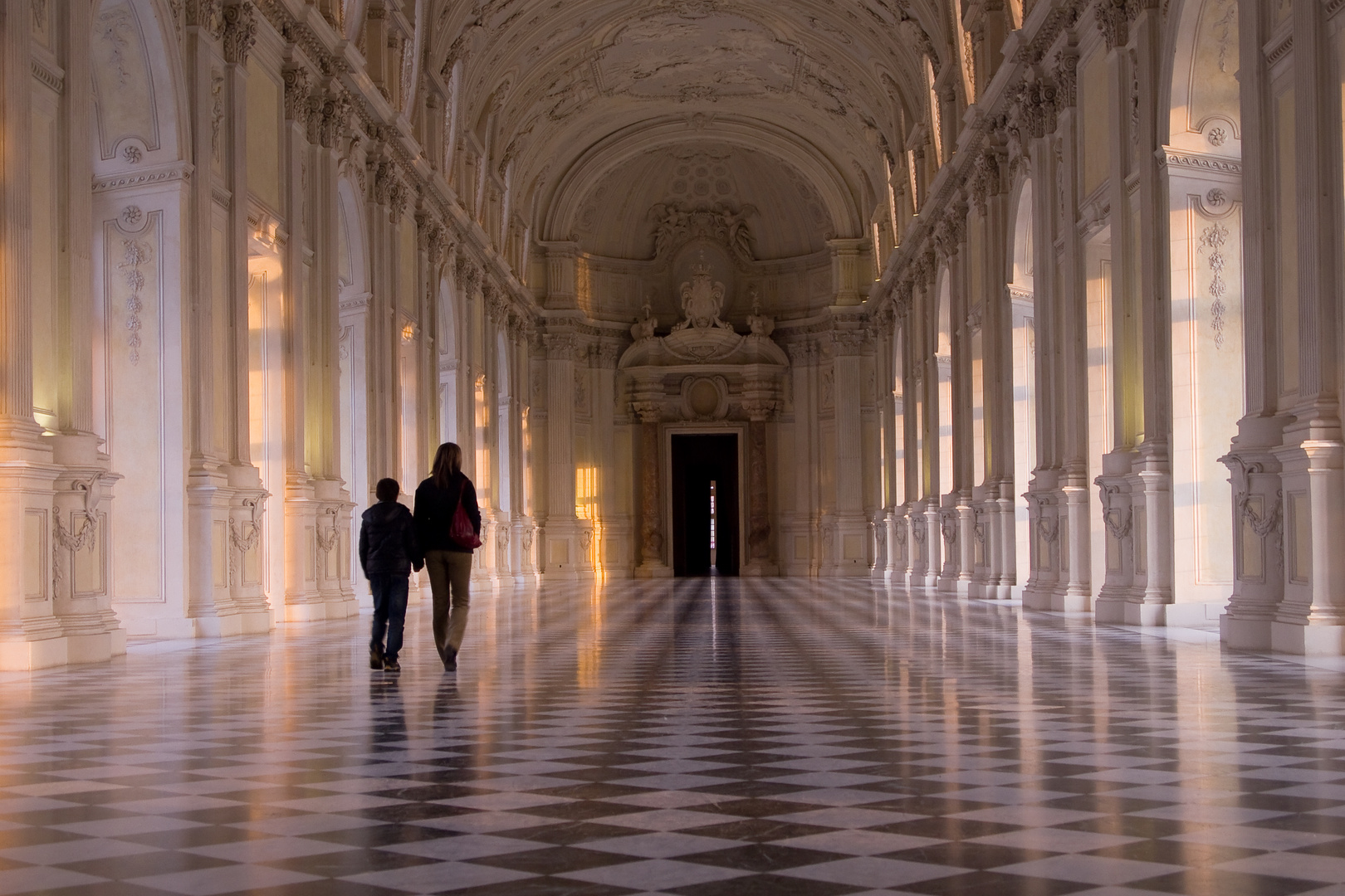 In galleria per mano ... come nella vita