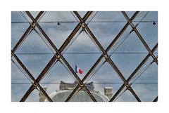 In gläsern Pyramide ruft Mutter nach dem Kinde - die Tricolore dreht sich derweil nach dem Winde