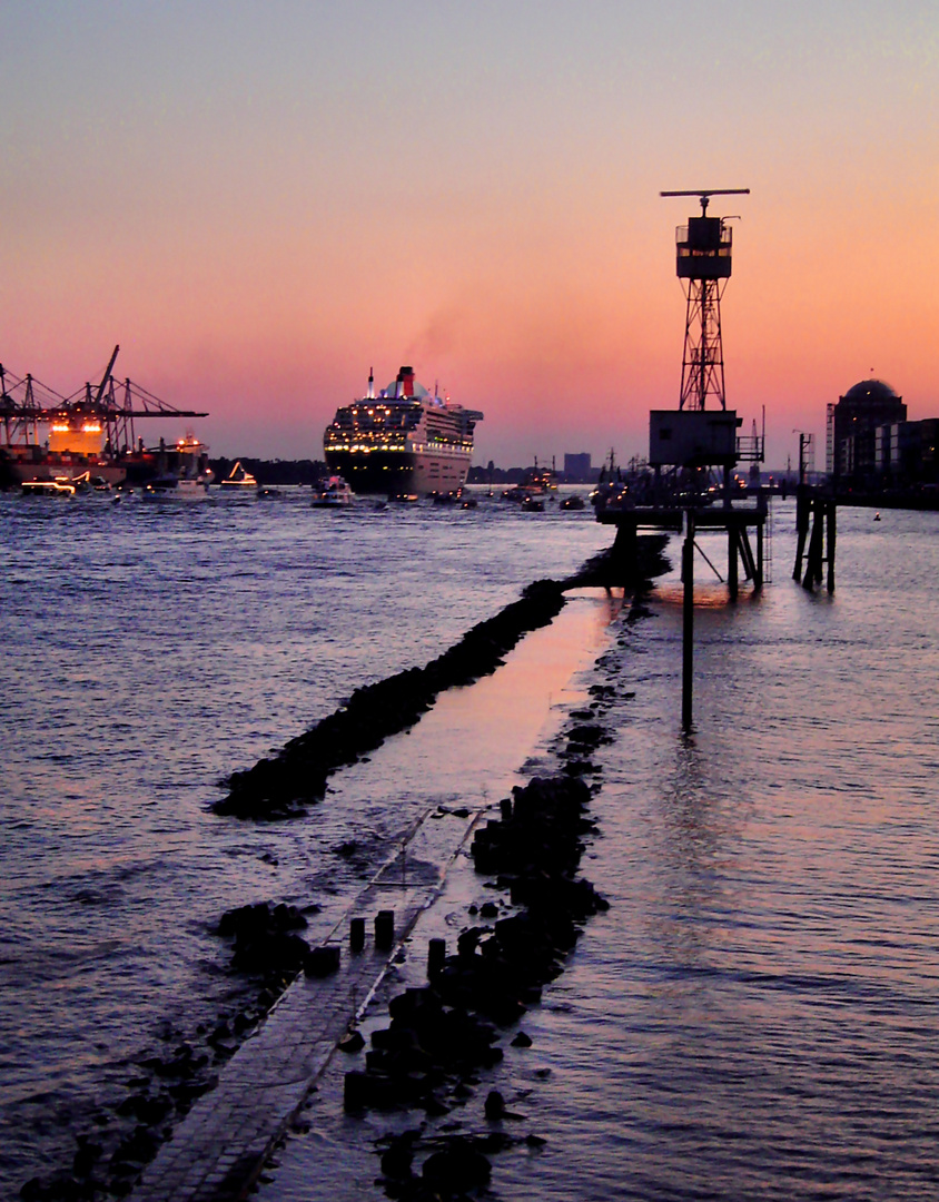 ...in Hamburg sagt man tschüss! Queen Mary 2 Auslauf.