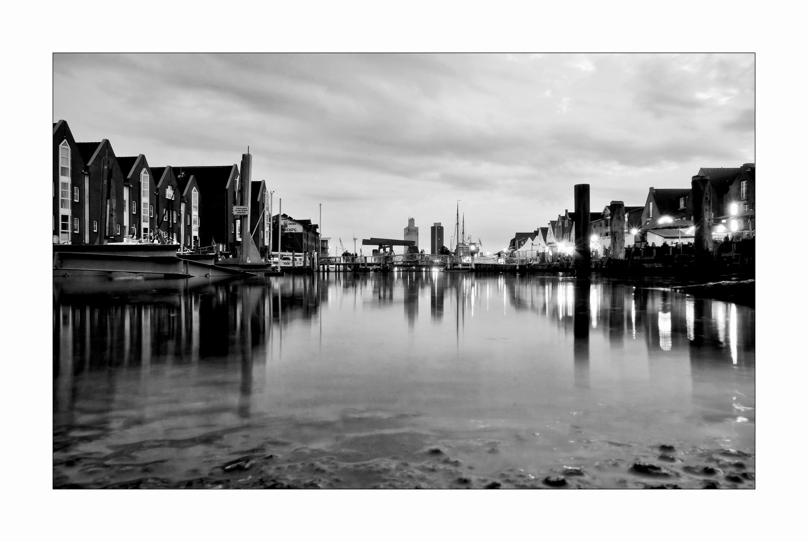 In Husums altem Hafen - sich Studienfreund' einst trafen - durch's Stadtfest gab's kein Schlafen