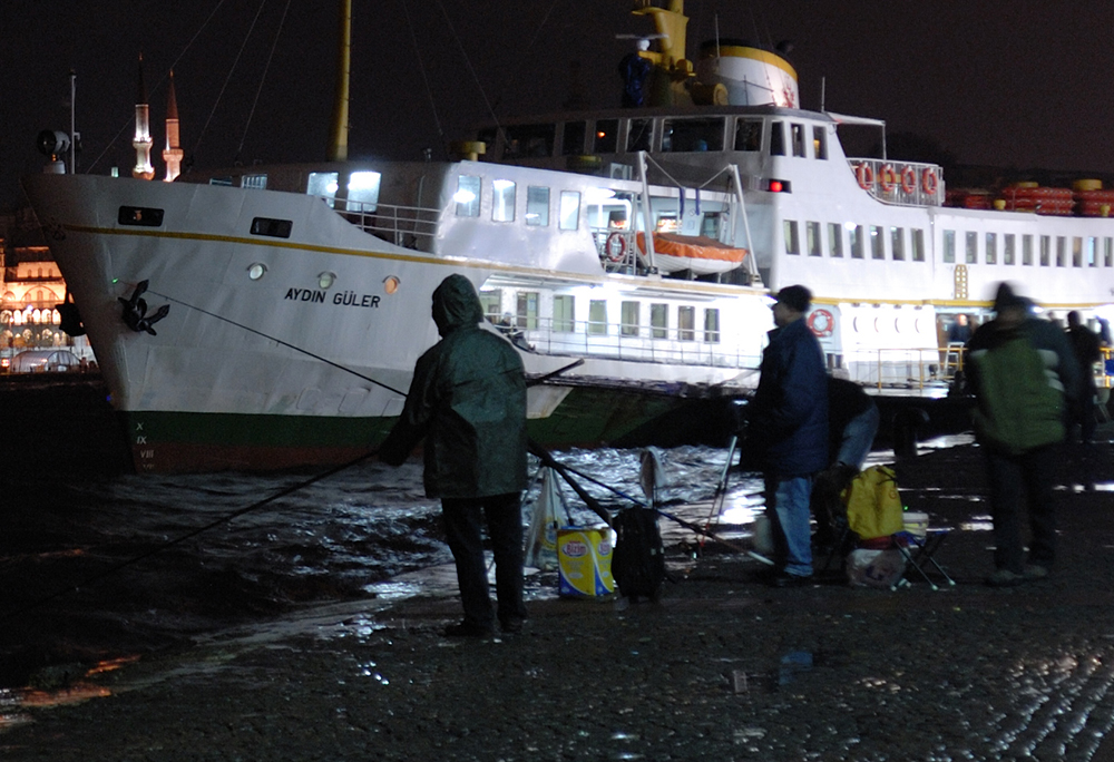 in Istanbul angelt man(n) auch bei Nacht.