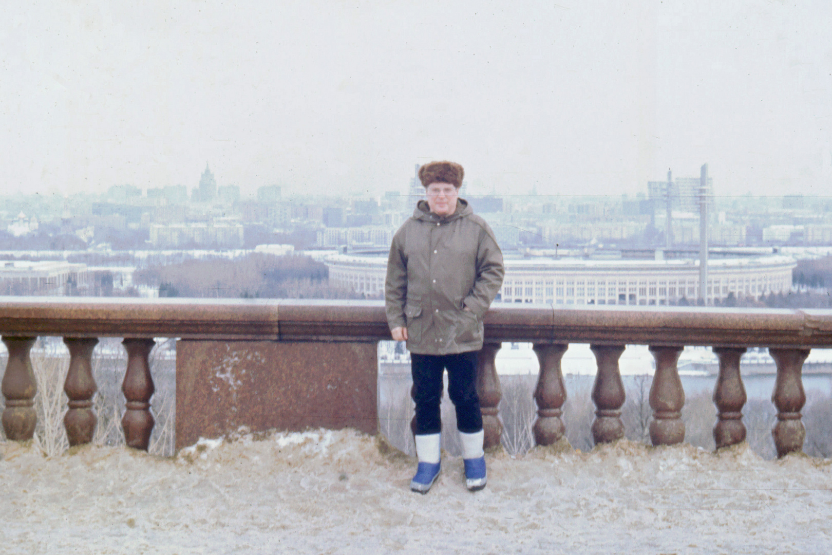 In jungen Jahren vor der Lomonossowuniversität Moskau