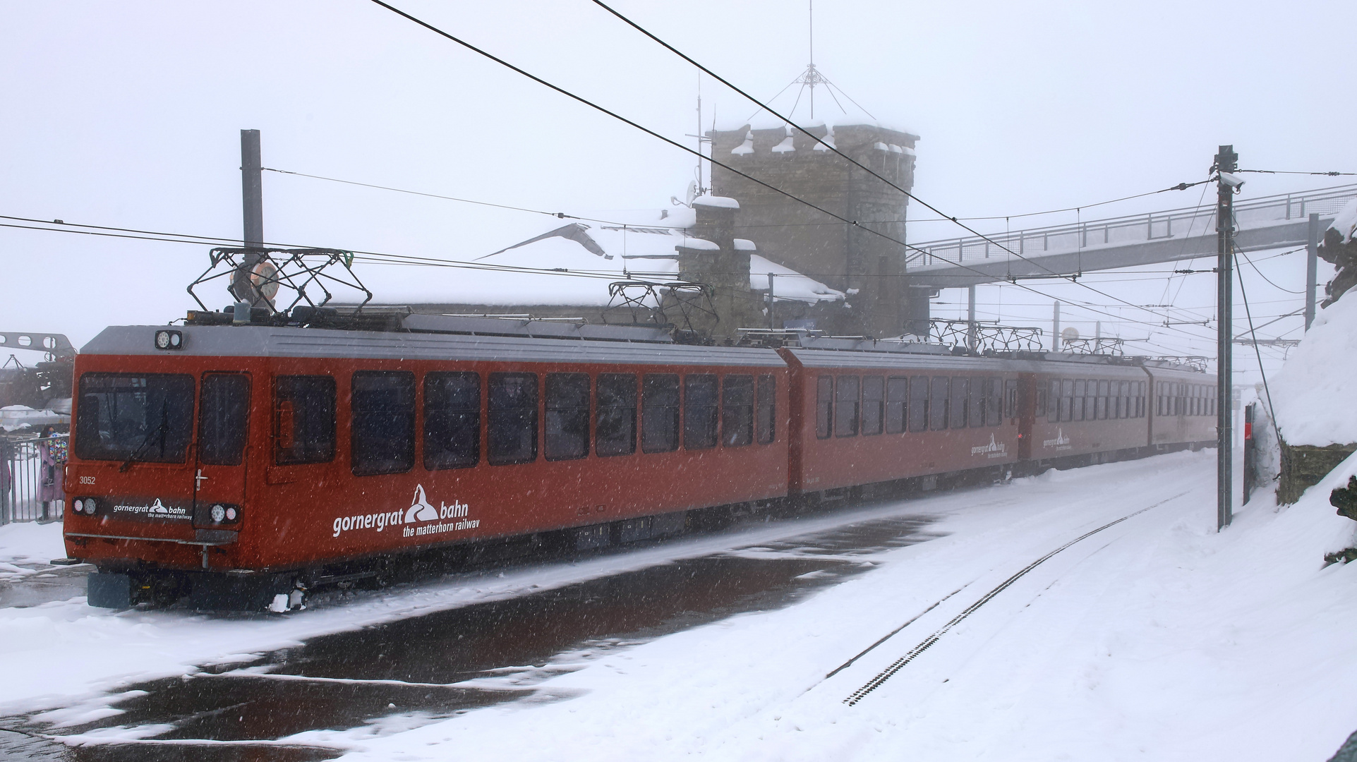 In Kürze fährt dieser Zug wieder hinunter nach Zermatt