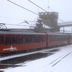 In Kürze fährt dieser Zug wieder hinunter nach Zermatt