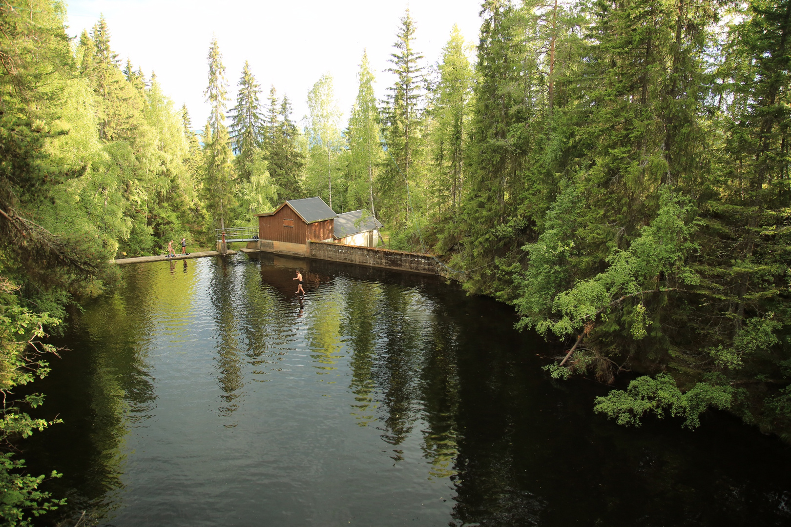 In Lillehammer laufen die Leute übers Wasser!        Keine Bildbearbeitung!