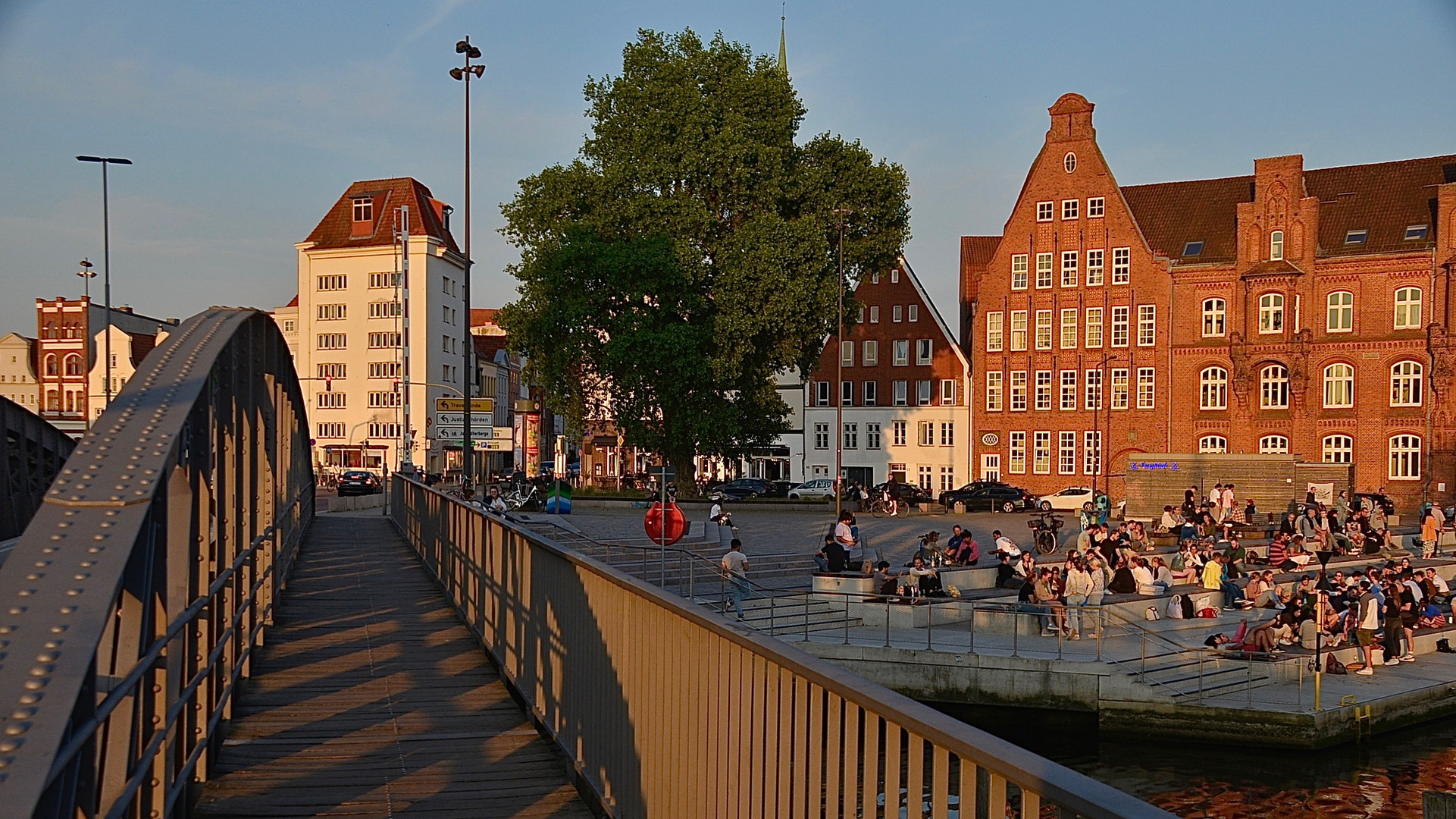 In Lübeck tobt der Bär im Abendlicht