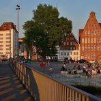 In Lübeck tobt der Bär im Abendlicht