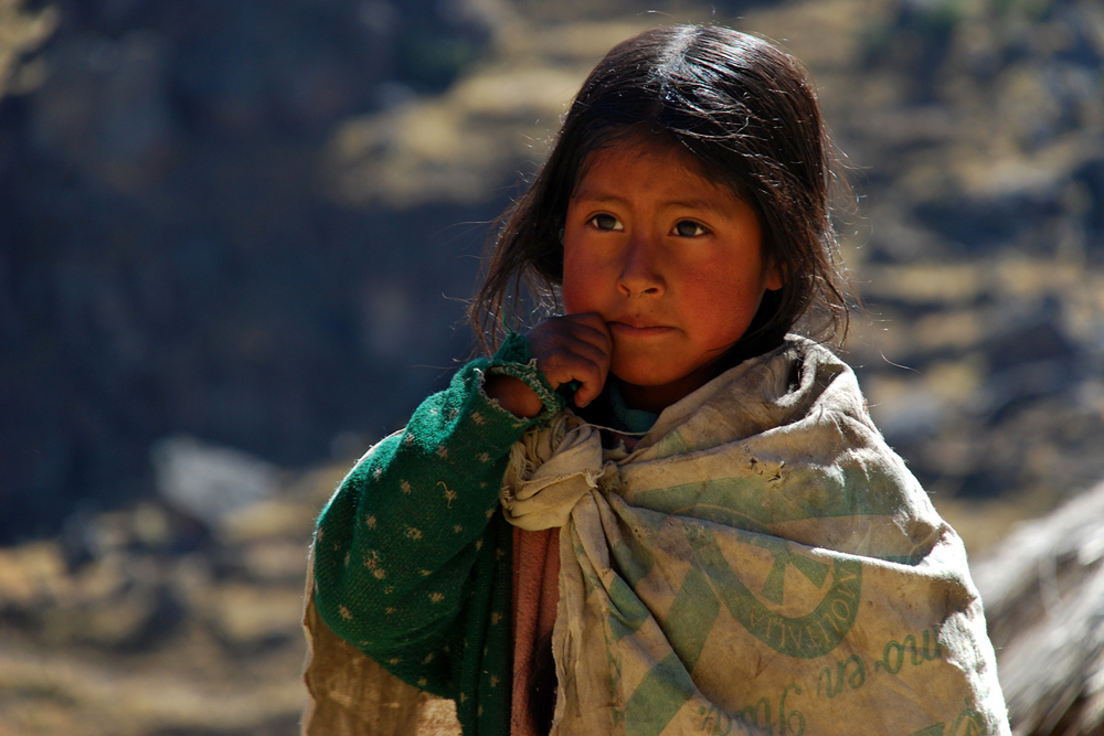 In Lumpen gehüllt- kleines Mädchen in Peru