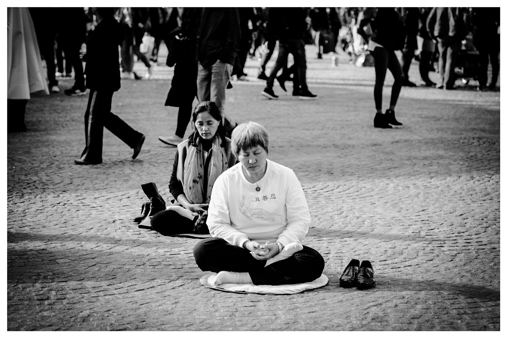 in meditazione in piazza Dam