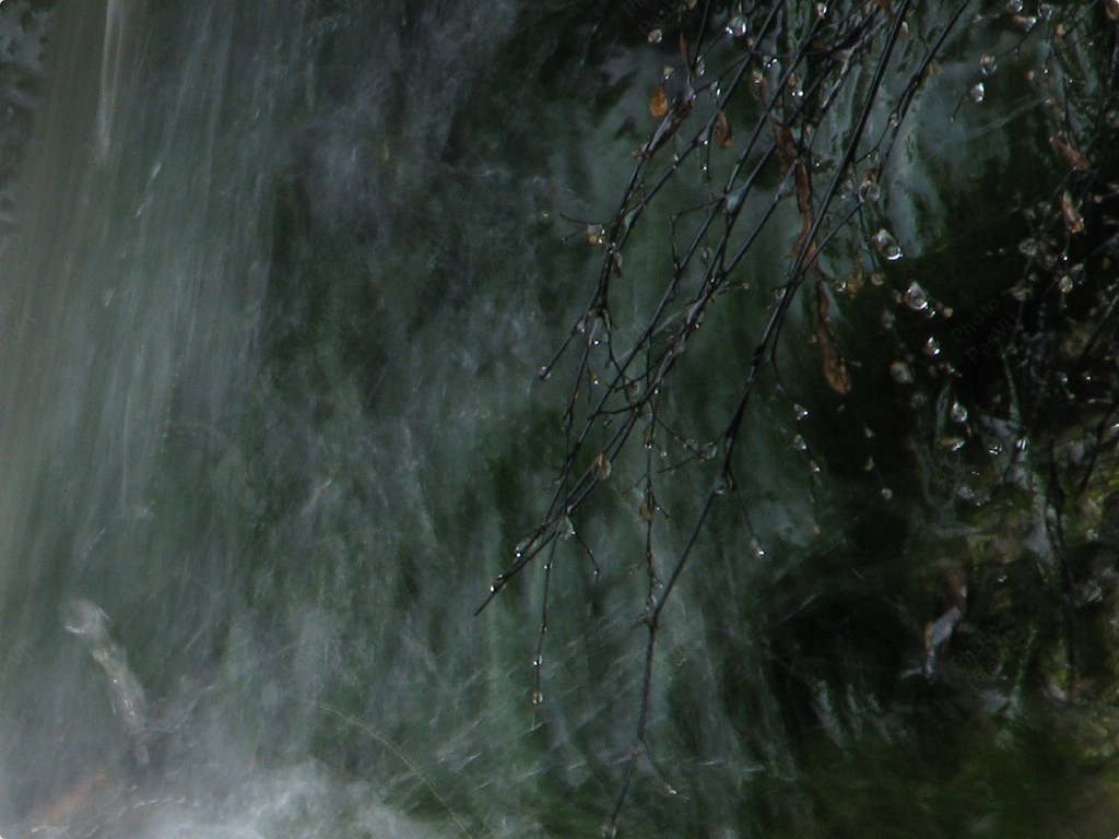 In montagna: scatto involontario ai piedi di una piccola cascata.