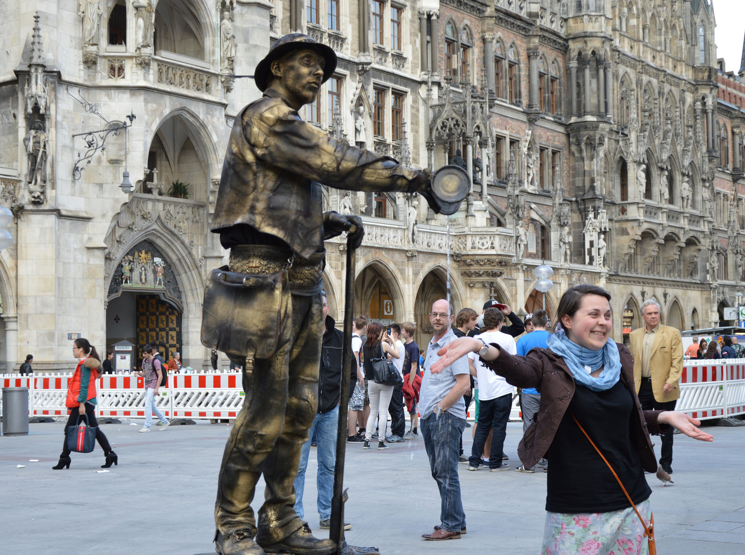 In München unterwegs - Pantomime auf dem Rathausplatz