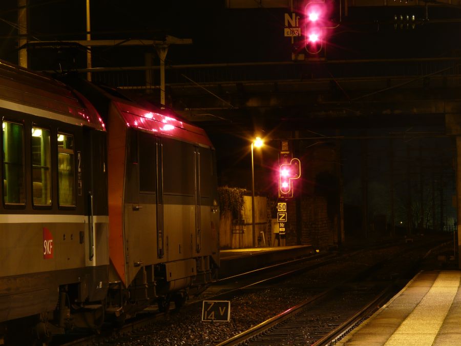 in Nevers ein Corail der SNCF in Richtung Clermont-Ferrand Februar 2008