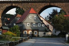 In Obercunnersdorf vor dem Eisenbahnviadukt Umgebindehaus