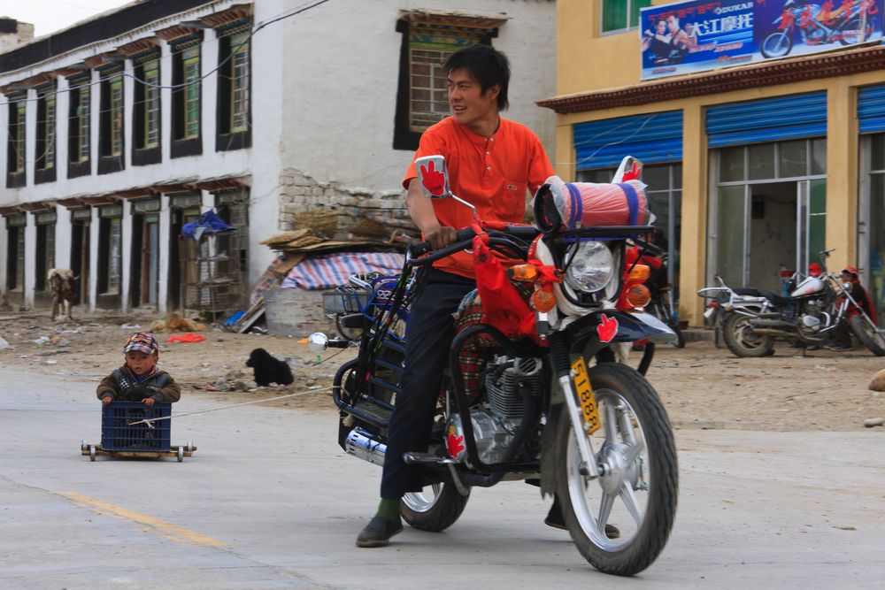 in Old-Tingri - Moderne vs. Verfall von SebaBerlin 