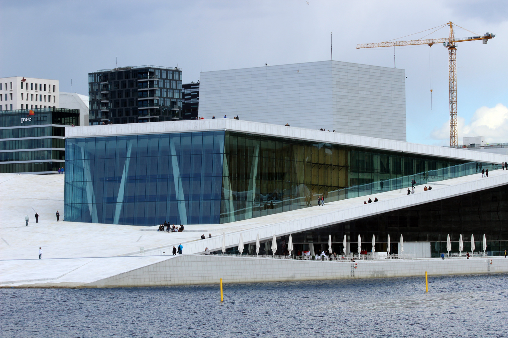 In Oslo geht man in und auf die Oper