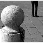 In posizione eretta.........