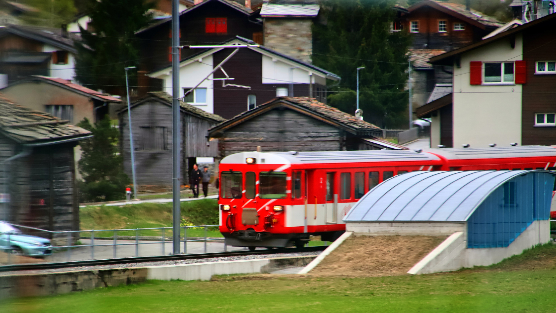 In Randa kommt uns der Regionalzug aus Zermatt entgegen