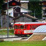 In Randa kommt uns der Regionalzug aus Zermatt entgegen