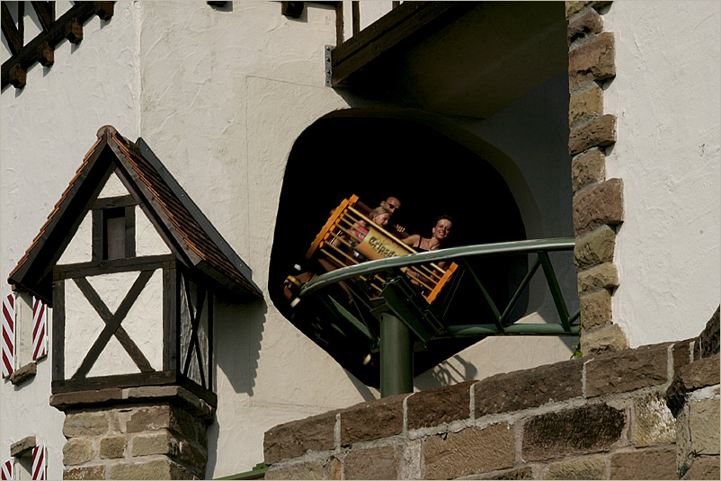 In rasanter Fahrt geht's um die Kurve in Tripsdrill !