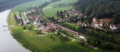 In Rathen am Fuße der Bastei im Elbsandsteigebirge ist die S Bahn eingefahren...