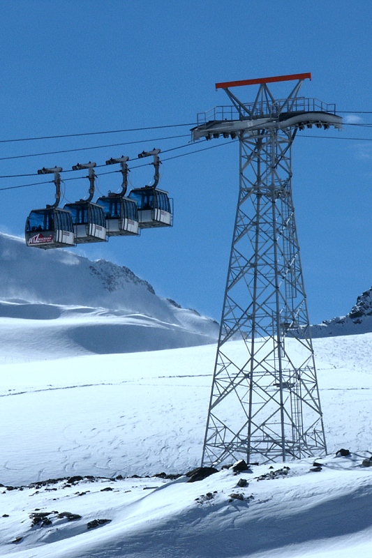 In Reih und Glied - Skigebiet Pitztal-Gletscher (Tirol)