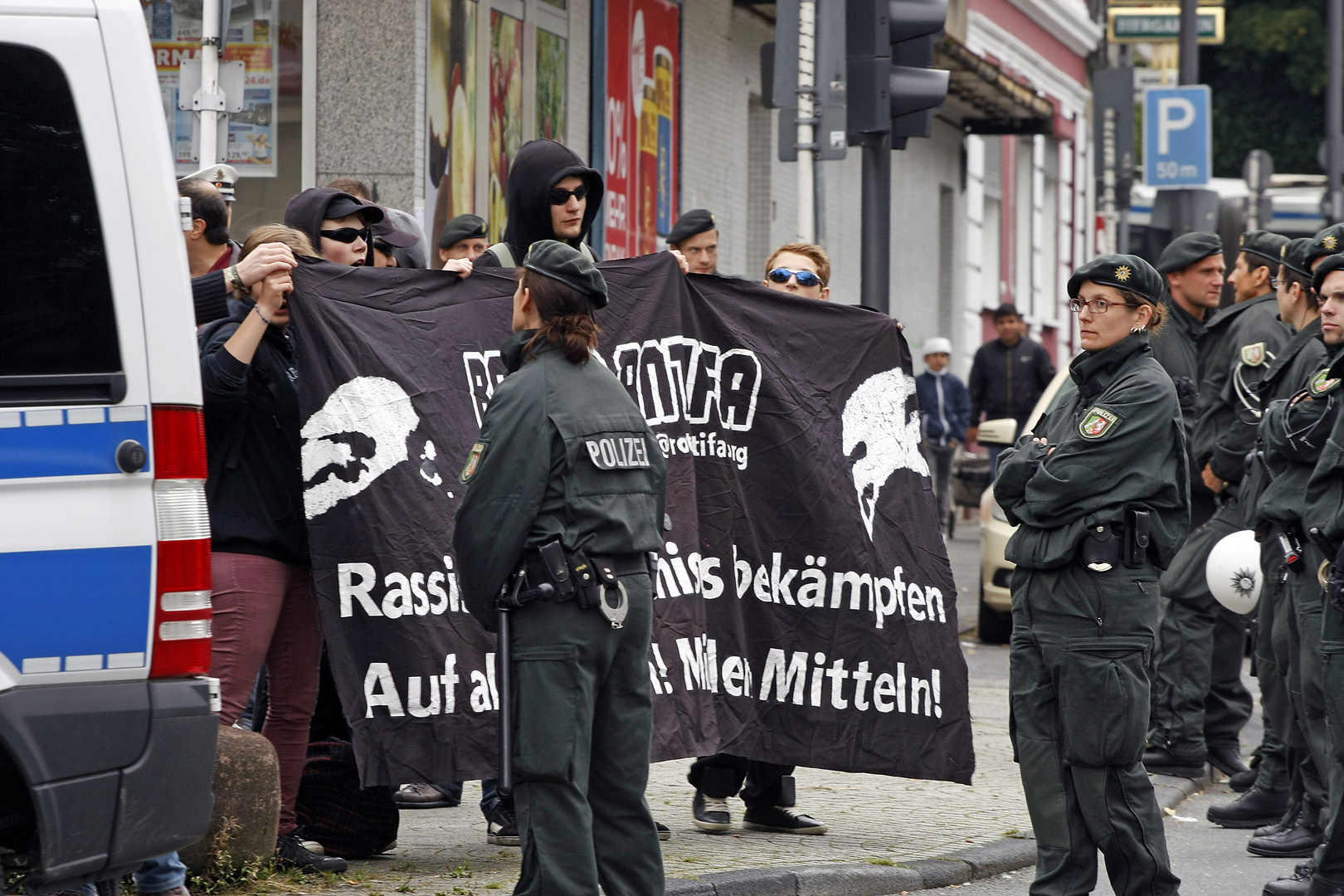 In Reihen gegenüber