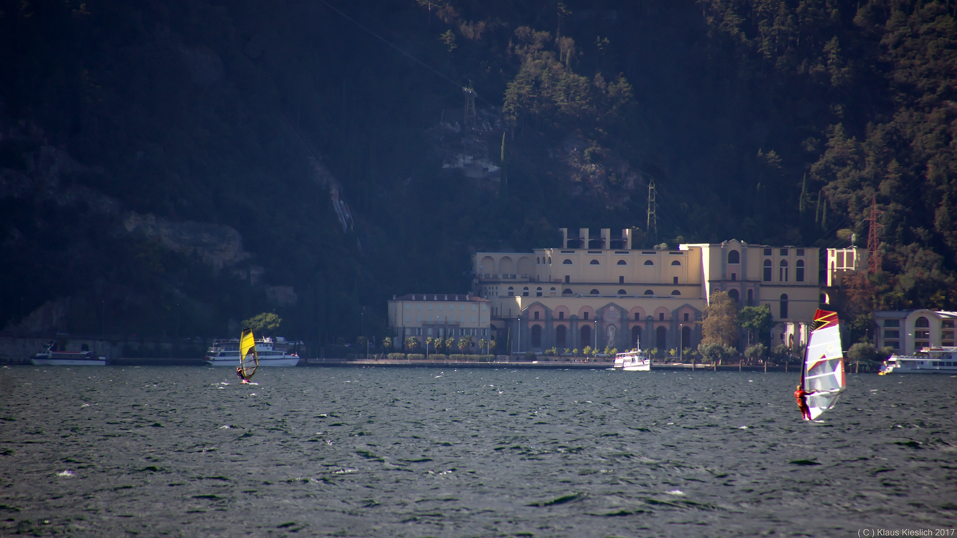 In Riva del Garda hat grad das Schiff abgelegt,.....