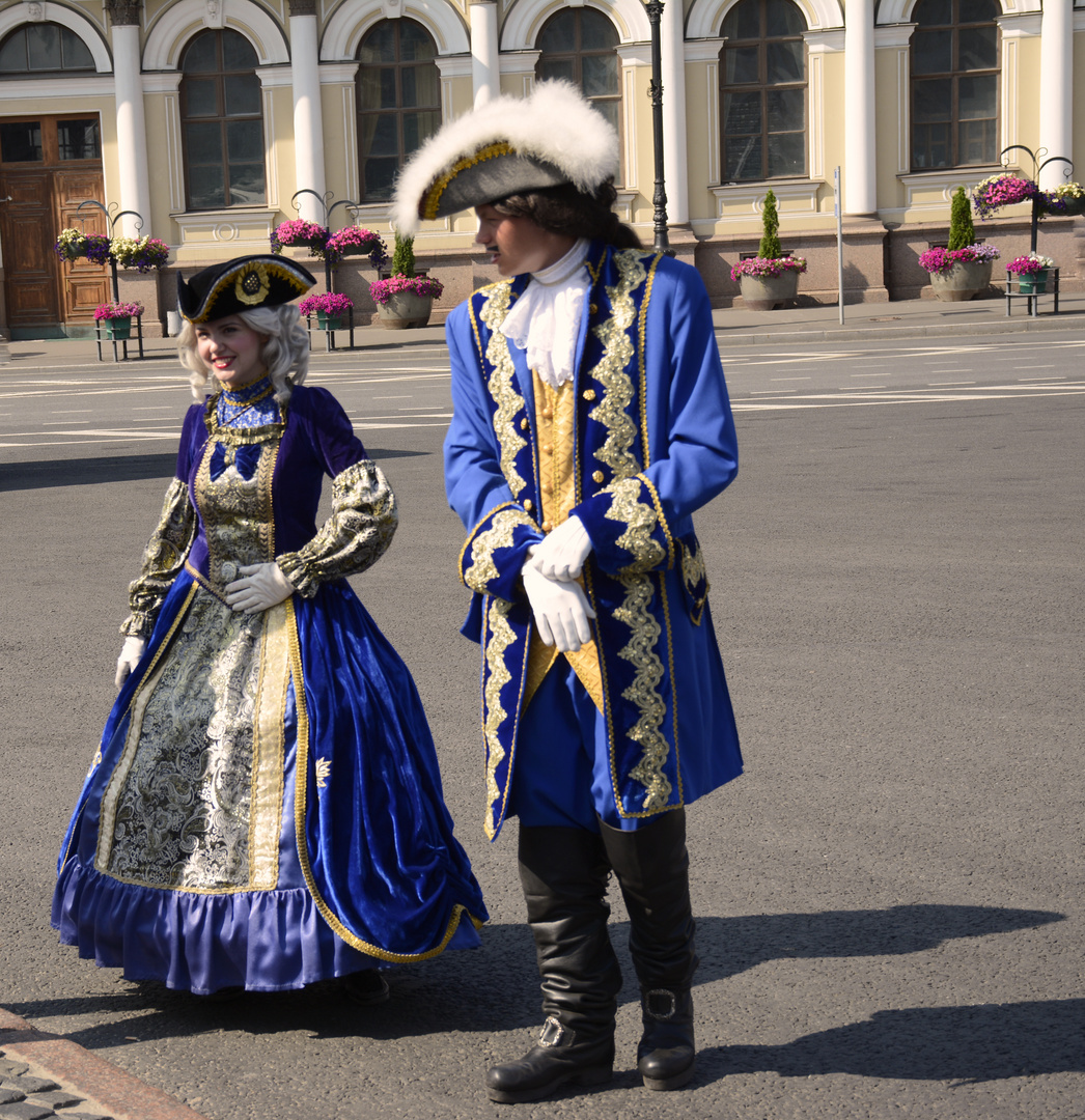 in Rokkoko-Gewändern in St. Petersburg