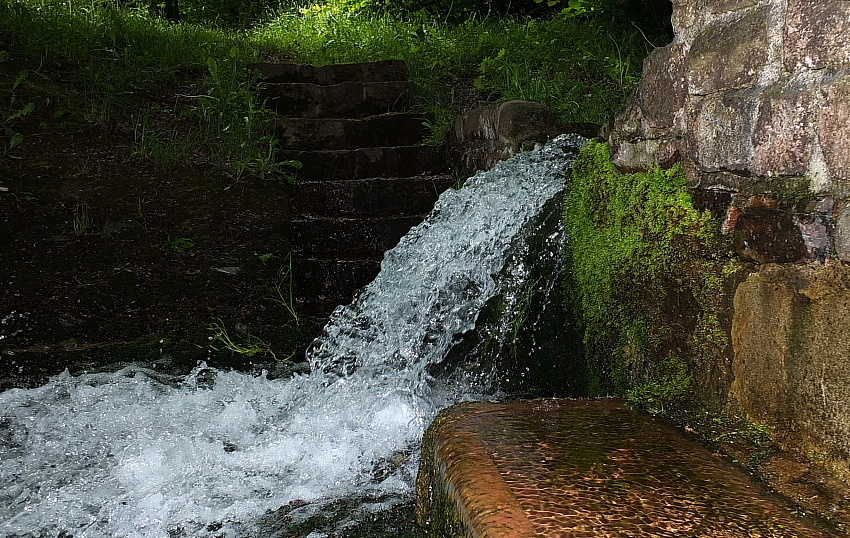 In Sandstein gefasste Quelle im Naturpark Spessart