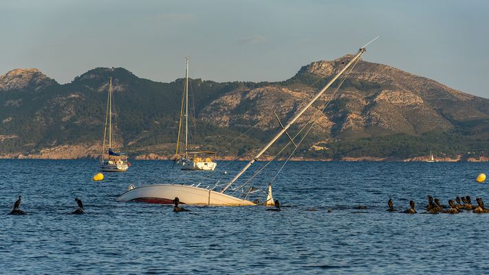 In Schieflage im Wasser