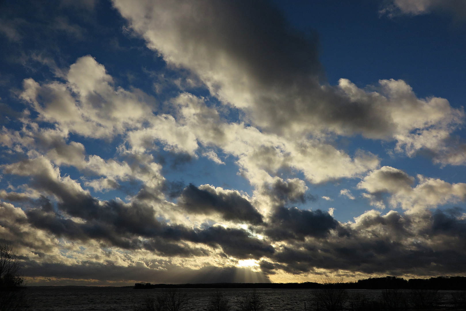 In schnellem Tempo ziehen die Wolken am 26.12.2017 über den Großen Plöner See