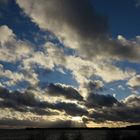 In schnellem Tempo ziehen die Wolken am 26.12.2017 über den Großen Plöner See