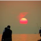 In silenzio ad osservare il tramonto sul lago