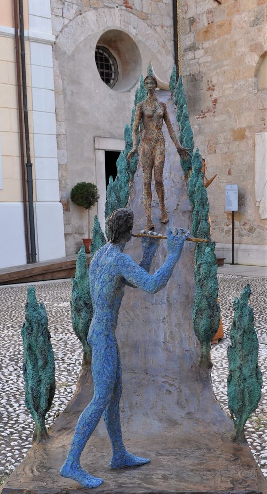 in silenzio ora si avvicina