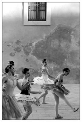 in strada a passo di danza