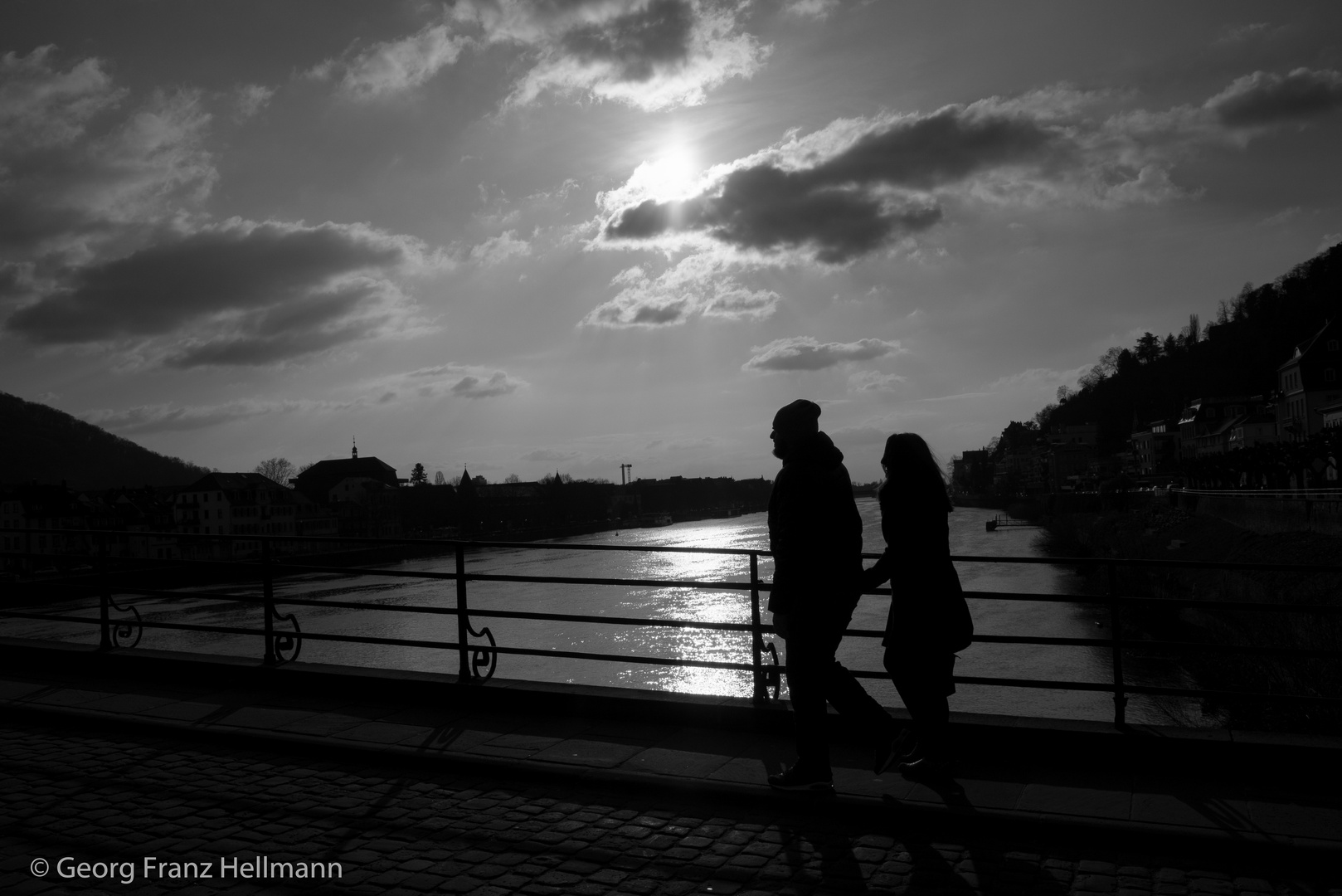 in s/w  -  Blick gegen die Sonne  -  auf den Neckar in Heidelberg